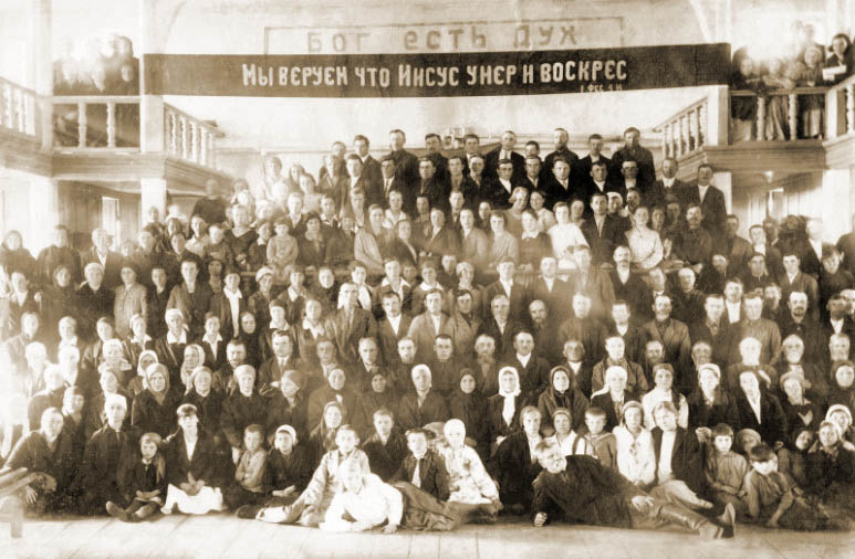 Пасха 1935 года. Последняя фотография Омской общины перед изъятием молитвенного дома на берегу р. Оми