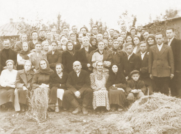 Одна из групп омских баптистов в 1950-е годы. В первом ряду, в центре- служитель Павел Иванович Рябокляч