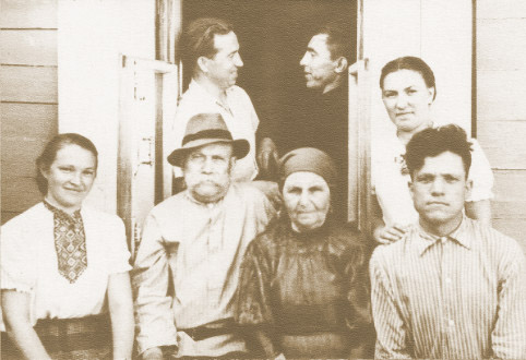 Семья Мартына Парфеновича и Серафимы Михайловны Потапенко (они в центре)