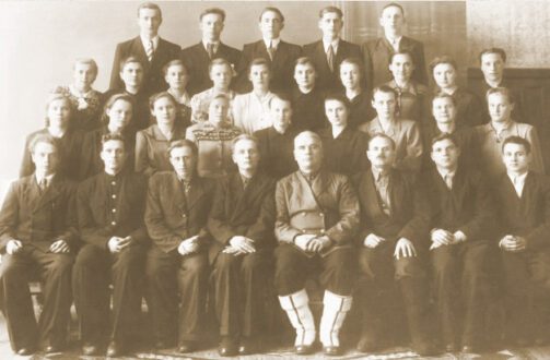 Группа молодежи Омской общины вместе со служителем Андреем Ильичом Андриенко (в белых бурках), 1950-е годы